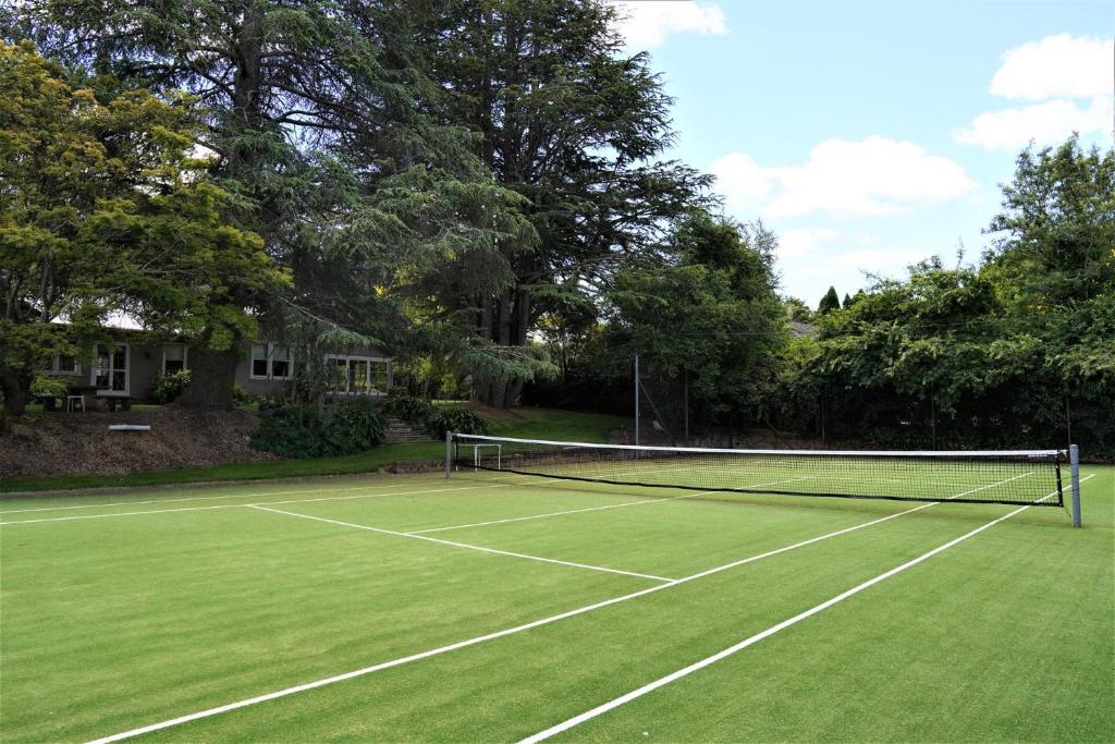 Robin Hill Manor photo 1