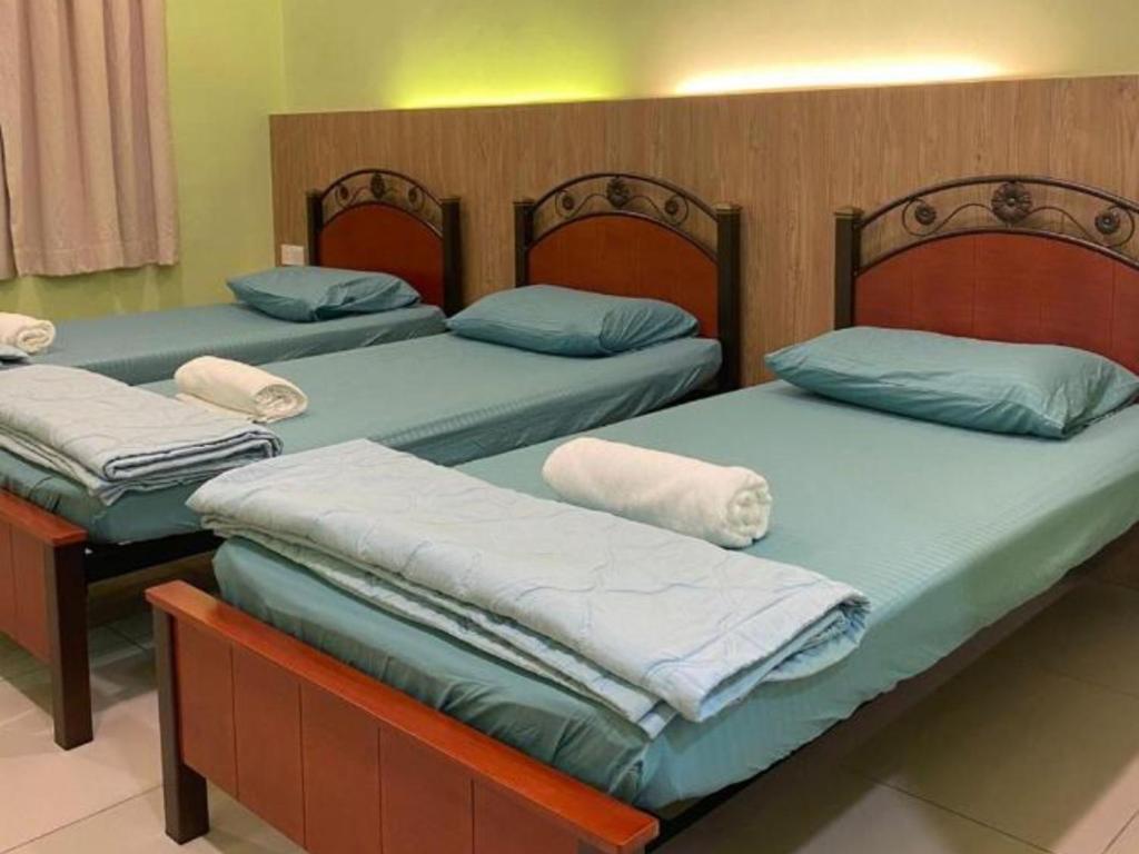 3 Single Bed with Private Bathroom photo 2