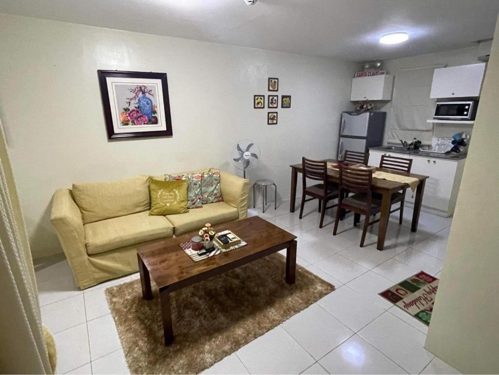 3 Bedrooms 3 Baths Victorian style Townhouse Fully Furnished photo 2