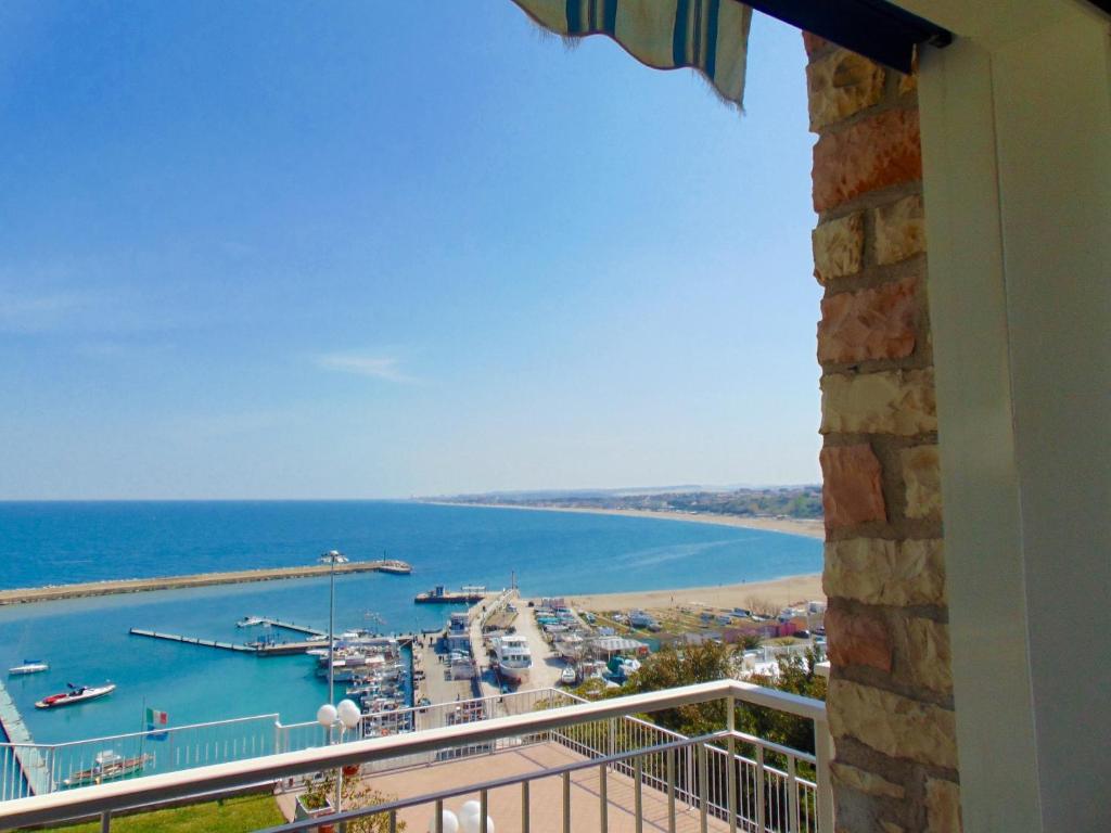 N19 - Numana, prestigioso quadrilocale vista mare