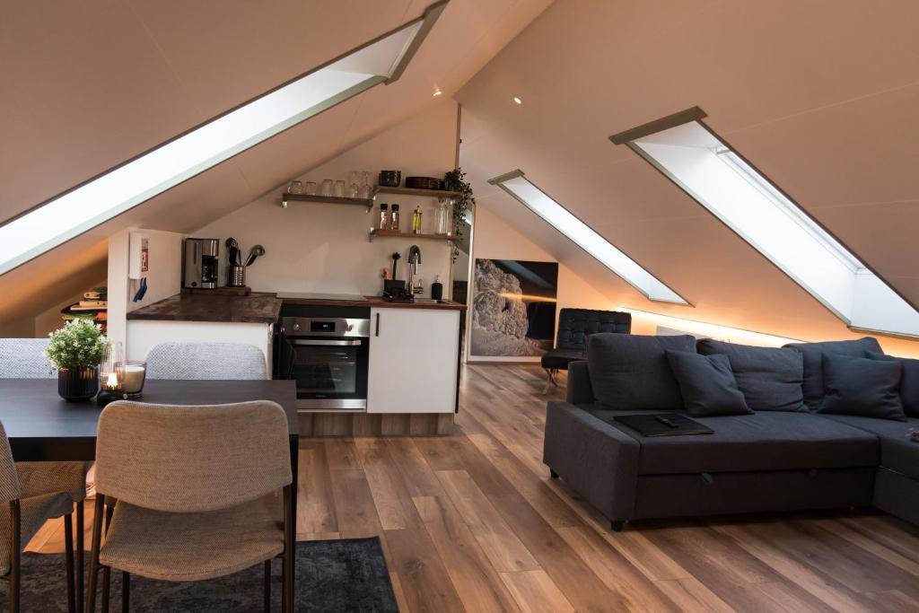 Scenic Penthouse - Ocean view & skylight windows photo 4