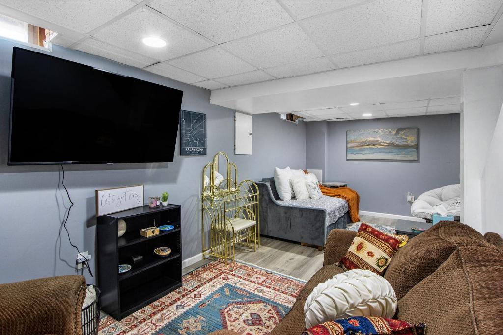 Boho cozy home, quiet, free parking (private room unless specified) photo 2
