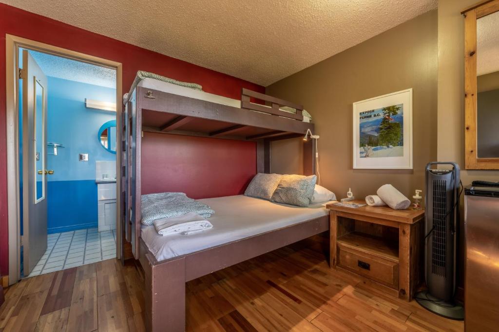 The Raging Elk Adventure Lodging photo 3