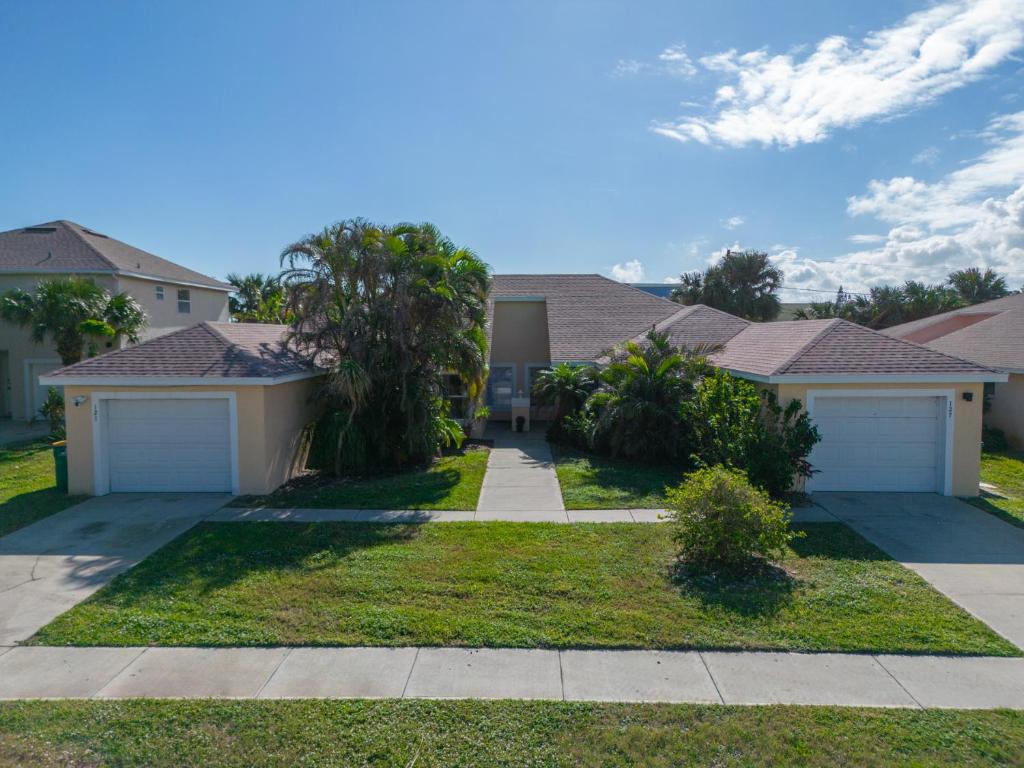 Sunset Serenity - 3BR Beach Townhome with outdoor patio - NEW HOT TUB, Steps to Ocean Fun! photo 3
