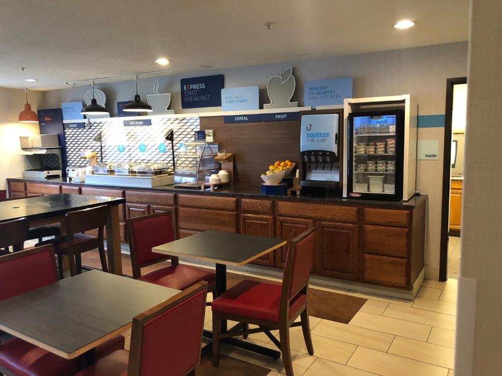 Holiday Inn Express Mt. Vernon, an IHG Hotel photo 1