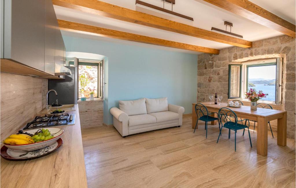 Nice Home In Otok Olipa With Outdoor Swimming Pool, 3 Bedrooms And Wifi photo 3