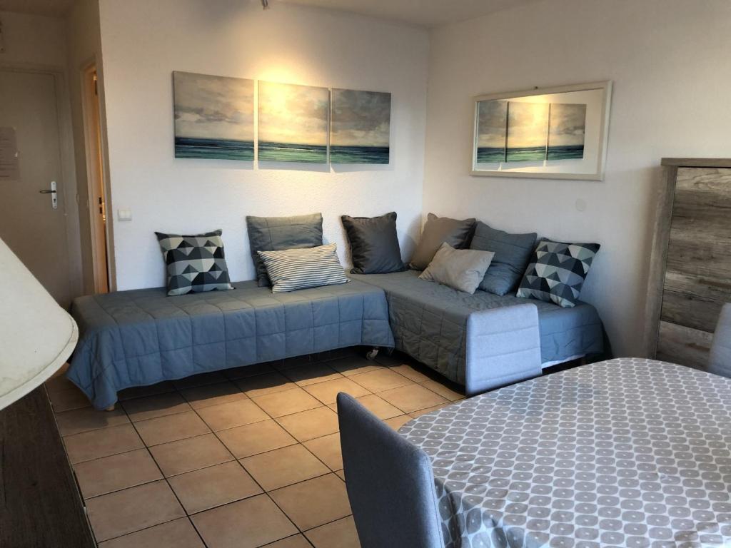 Studio climatisé proche plage, commerces et gare avec balcon, parking et wifi - FR-1-466A-5 - Tap to explore photos