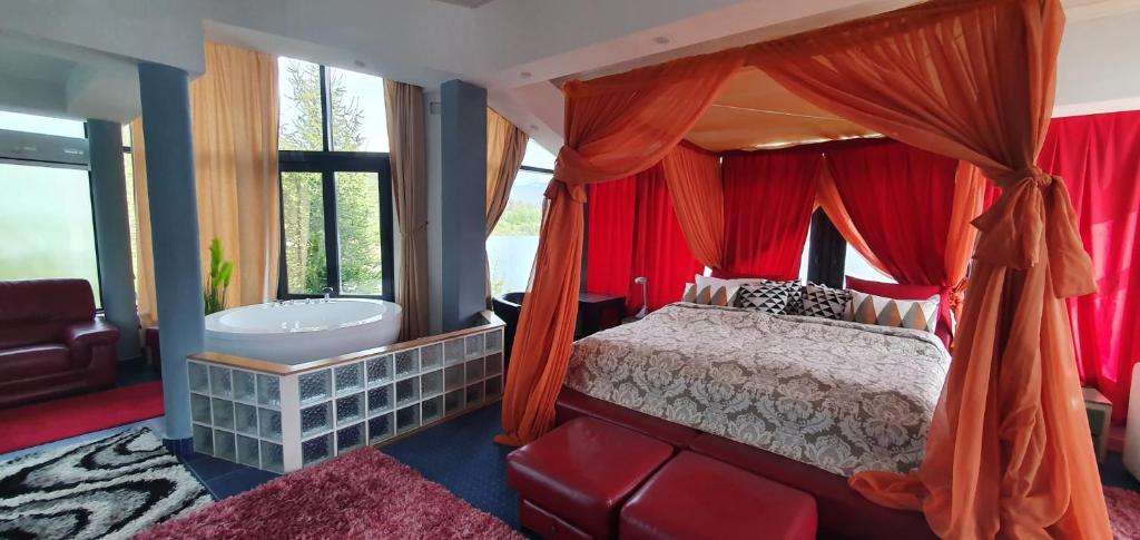 Vila Franceză - Cazare cu jacuzzi pe malul lacului Colibița photo 4