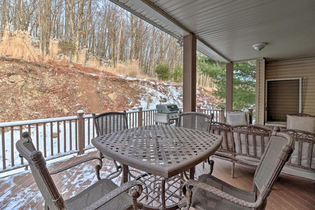 Lake Harmony Home with Hot Tub Less Than half Mi to Ski! photo 3