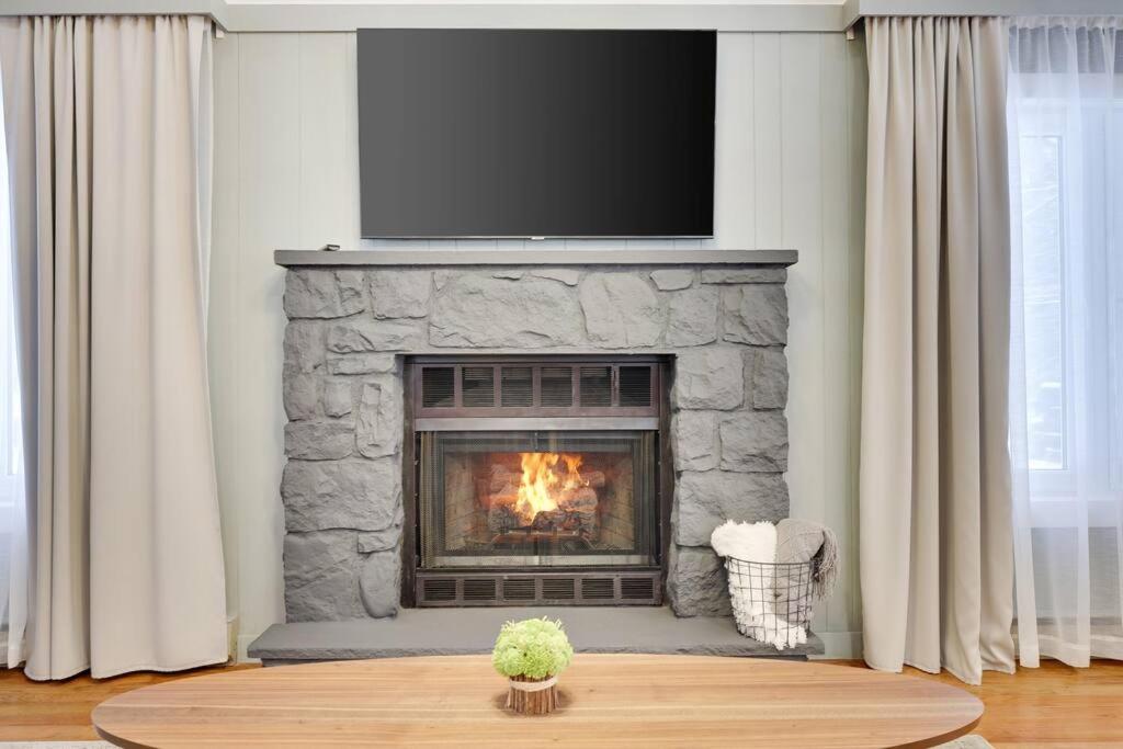 NEW! Cozy Pocono Retreat, Hot Tub, Ski, Fireplace photo 2