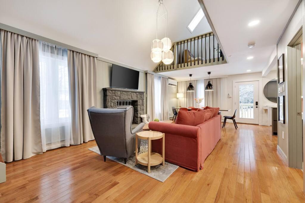 NEW! Cozy Pocono Retreat, Hot Tub, Ski, Fireplace photo 3