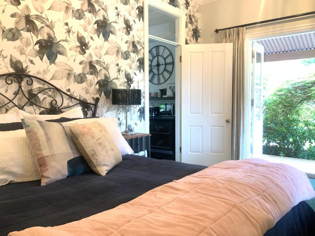 Pool Queen Bedroom Suite photo 4
