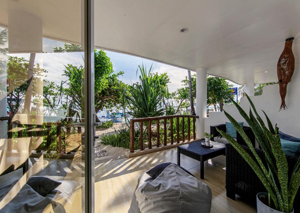 Ocean Vida Beach and Dive Resort photo 1