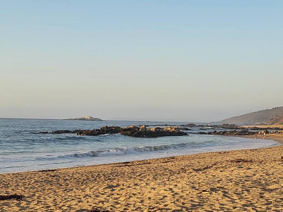 A pasos de playa y gran piscina.