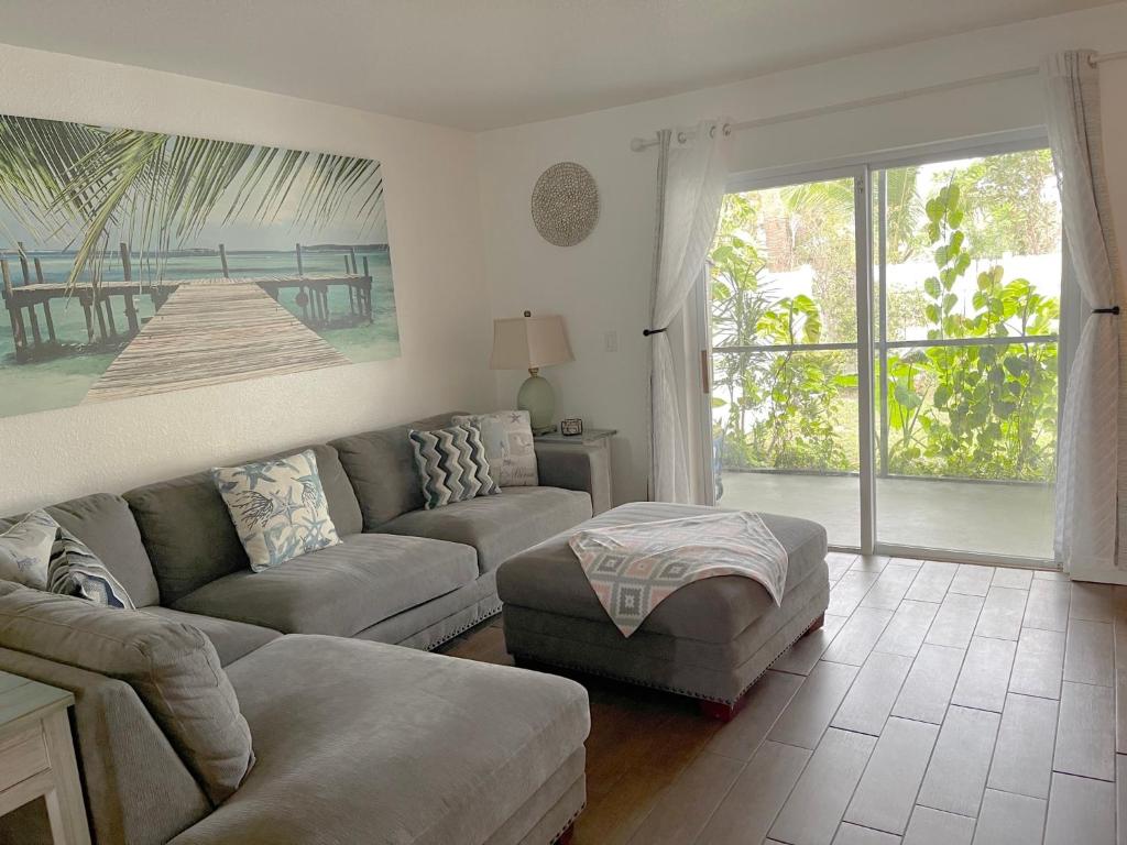 Beautiful Bright & Sparkling 2Bed 1Bath Beach Retreat - Unit 212 image