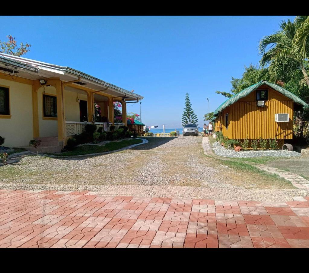 Sea Breeze Beachfront Home and Cottages photo 4