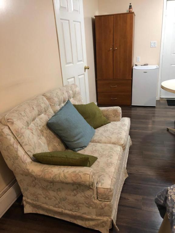 Shady Willow Guest House -Licenced- Small Compact Rooms with separate entrance & bath photo 4