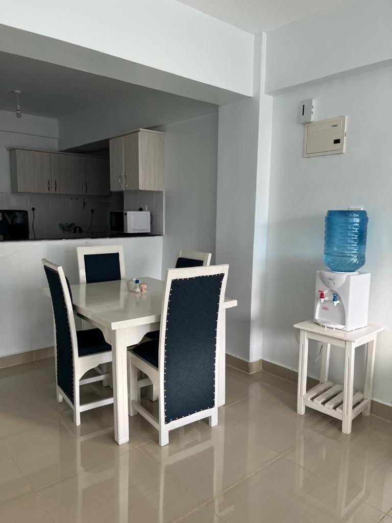 Zoe Homes Greypoint 1br and 2bedroom Apartment 301 photo 3