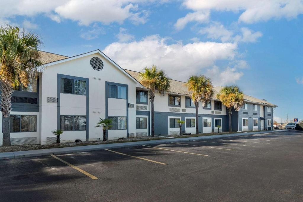 Comfort Inn & Suites - near Robins Air Force Base Main Gate photo 1