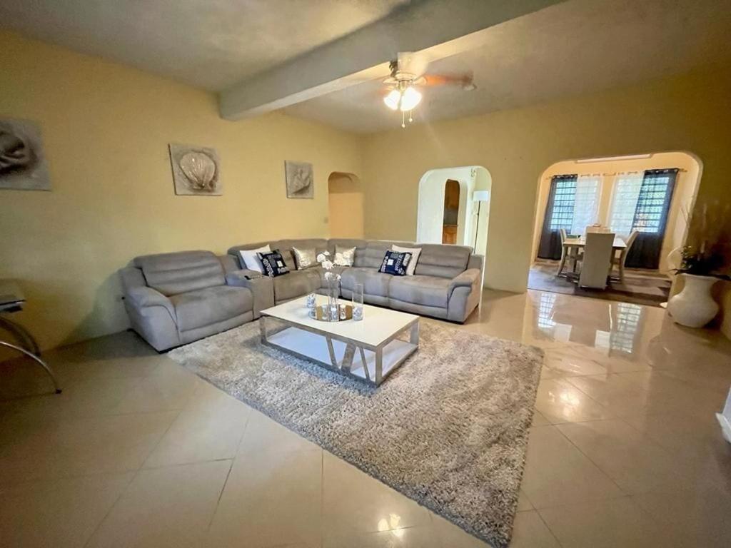Barrenspot Tropical Villa photo 3