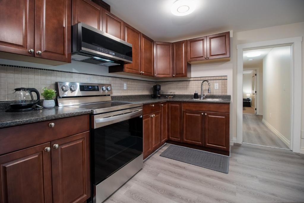 Bright private suite near Departure Bay beach photo 4