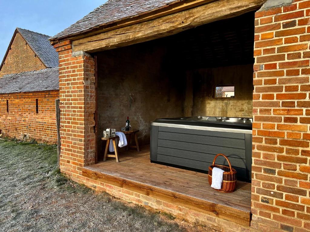 Corps de fermes pour 22 personnes, 7ha de foret, bar et piscine privée photo 3