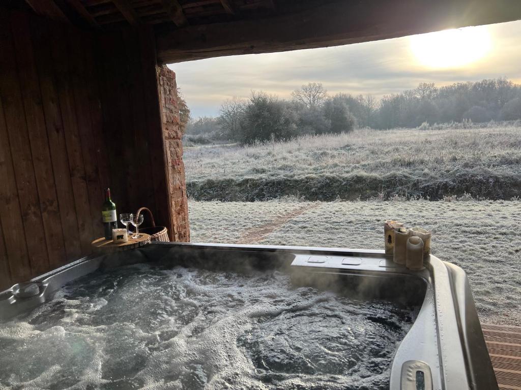 Corps de fermes pour 22 personnes, 7ha de foret, bar et piscine privée photo 2