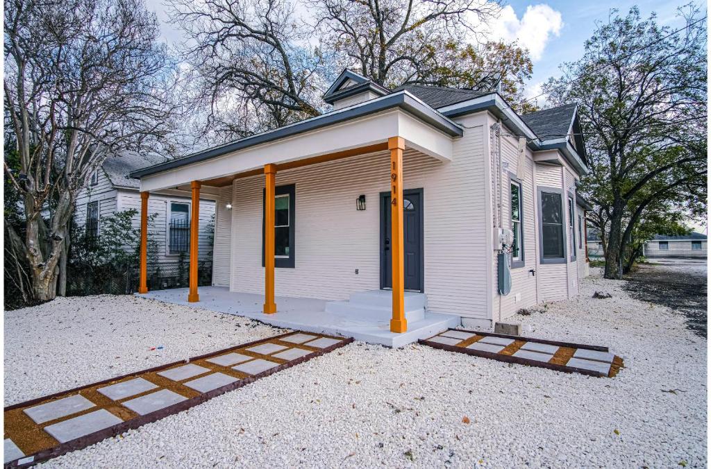 Magnificent 4BR Near Famous Riverwalk and Downtown image