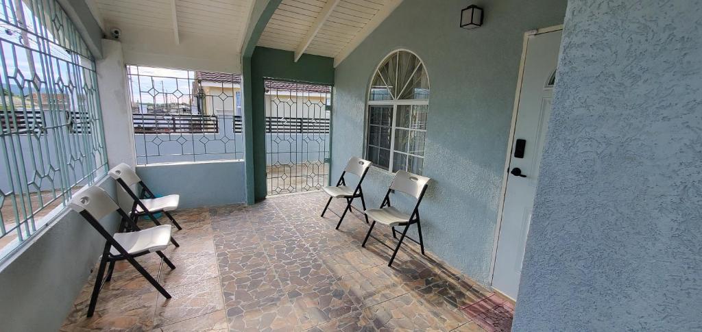 Hillside Sunrise, 2 Bed 2 Bath in Gated Community, close to beach, food, clubs & shopping Free Parking, Free Wi-Fi