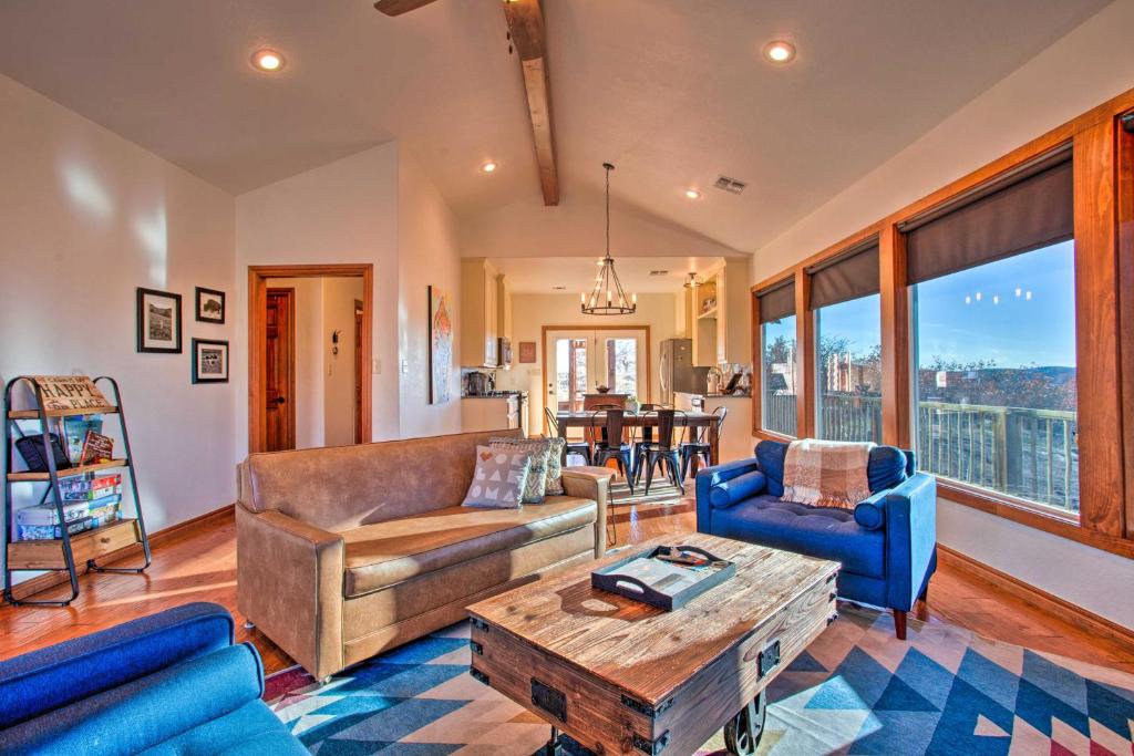 Updated Cabin with 360-Degree Mtn View 1 Mi to Lake photo 1