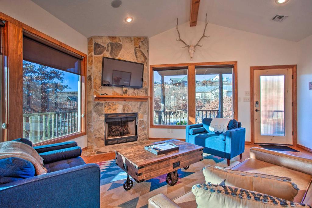 Updated Cabin with 360-Degree Mtn View 1 Mi to Lake photo 4