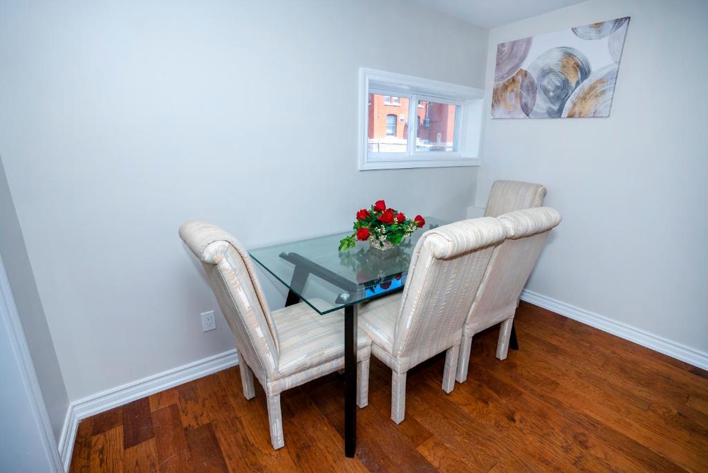 Cheerful 2-BR Backyard Home, Mins to Beach & Lake photo 4