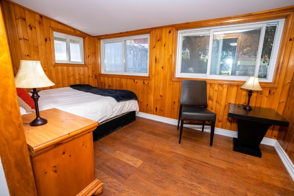 Cheerful 2-BR Backyard Home, Mins to Beach & Lake photo 1
