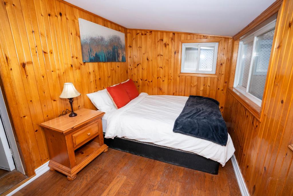 Cheerful 2-BR Backyard Home, Mins to Beach & Lake