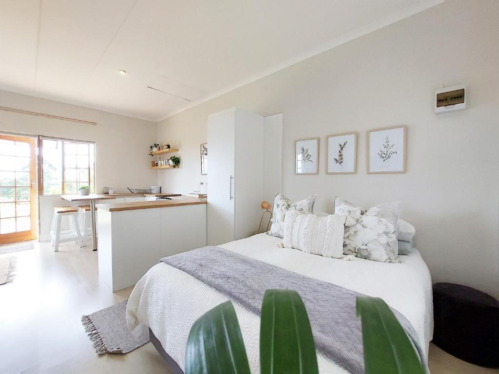 Upmarket off grid cottage on organic farm in secure estate photo 1
