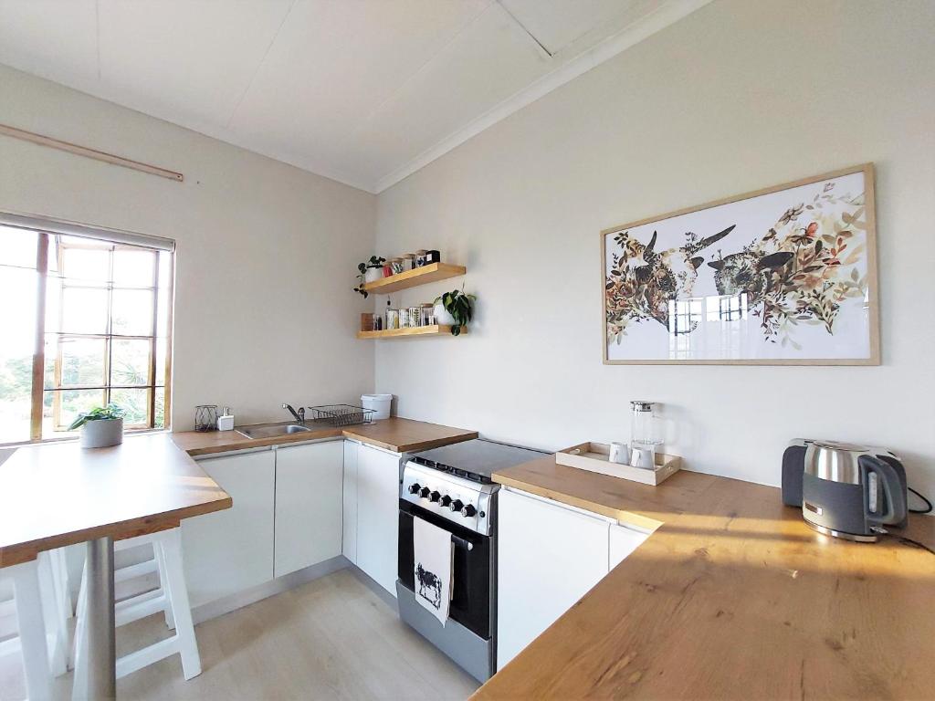 Upmarket off grid cottage on organic farm in secure estate photo 3