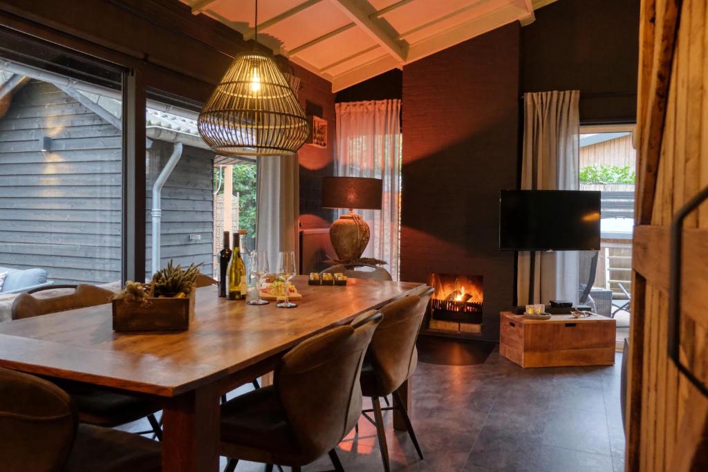 Lodge in een bosrijke omgeving met Hottub & Sauna photo 3