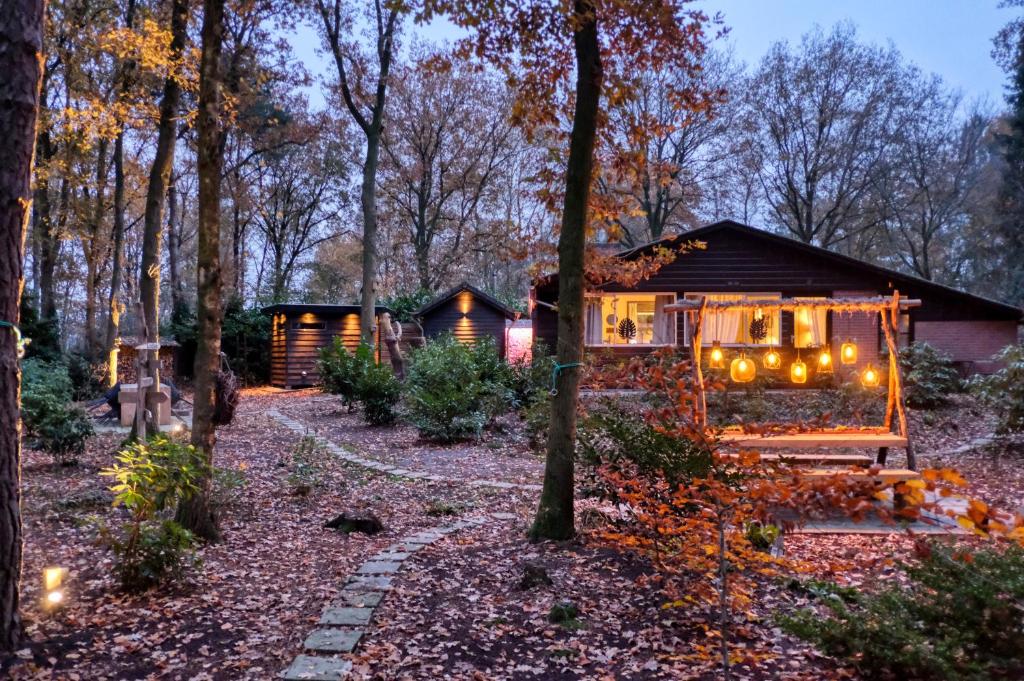 Lodge in een bosrijke omgeving met Hottub & Sauna