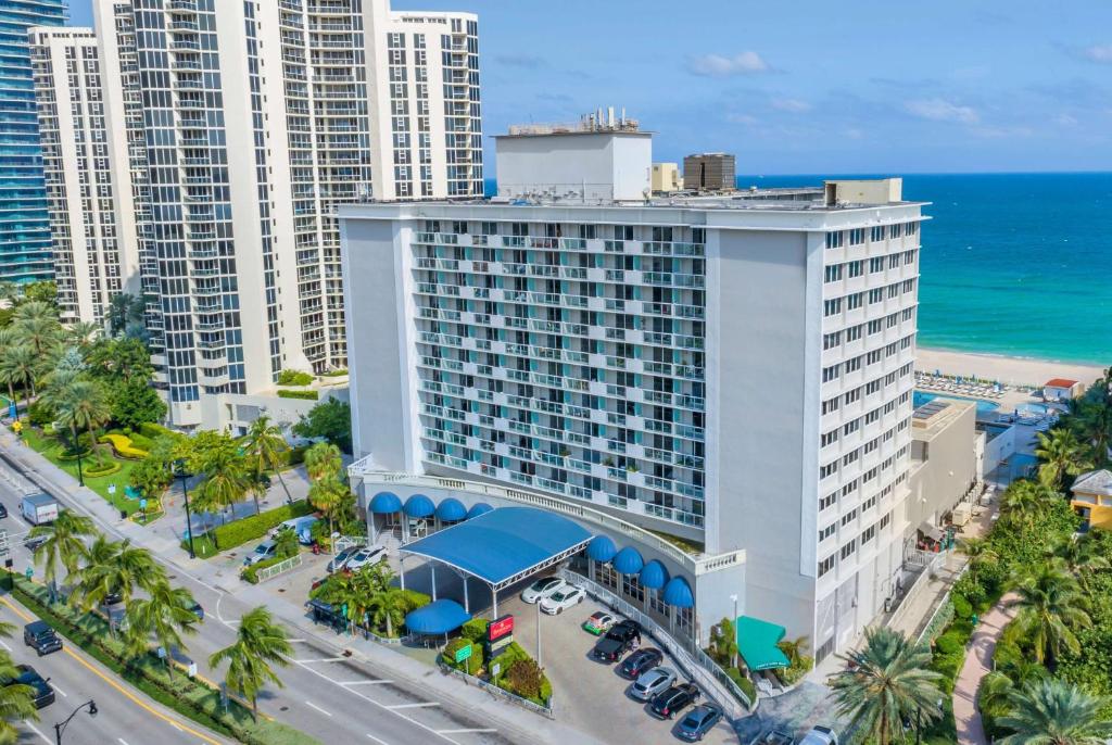 Ramada Plaza by Wyndham Marco Polo Beach Resort image