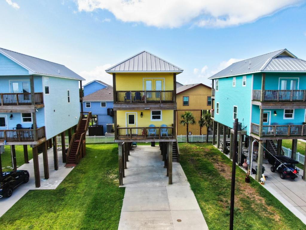 Yellow Beach Haven, Decks, Views, Mere Steps to Sand image