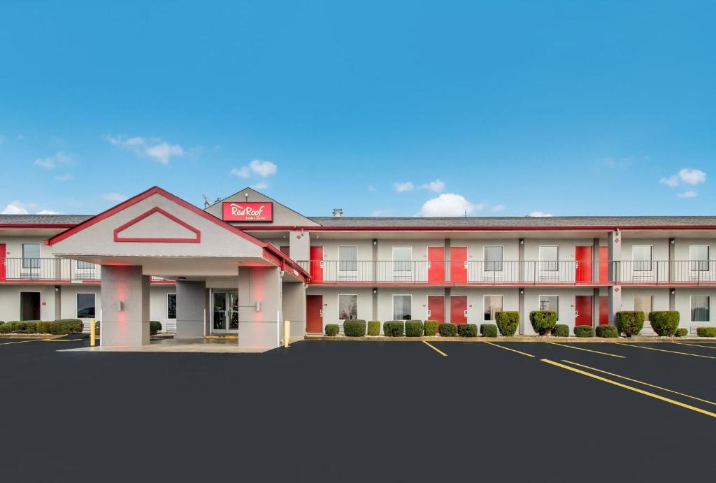 Red Roof Inn & Suites Jackson, TN photo 1