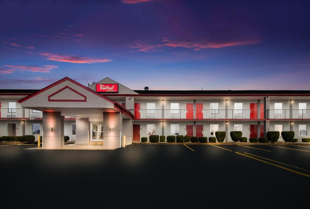 Red Roof Inn & Suites Jackson, TN photo 4