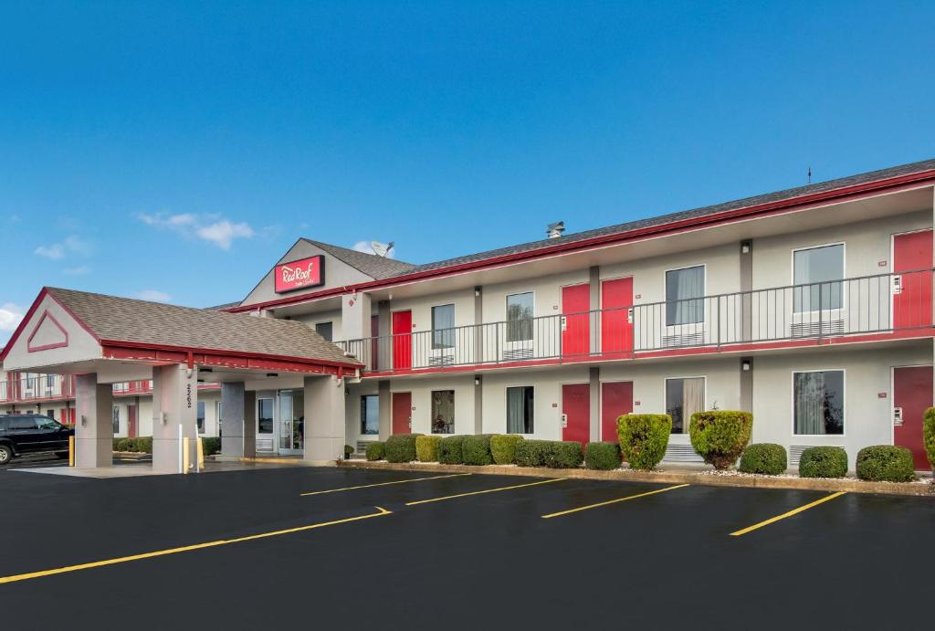 Red Roof Inn & Suites Jackson, TN photo 2