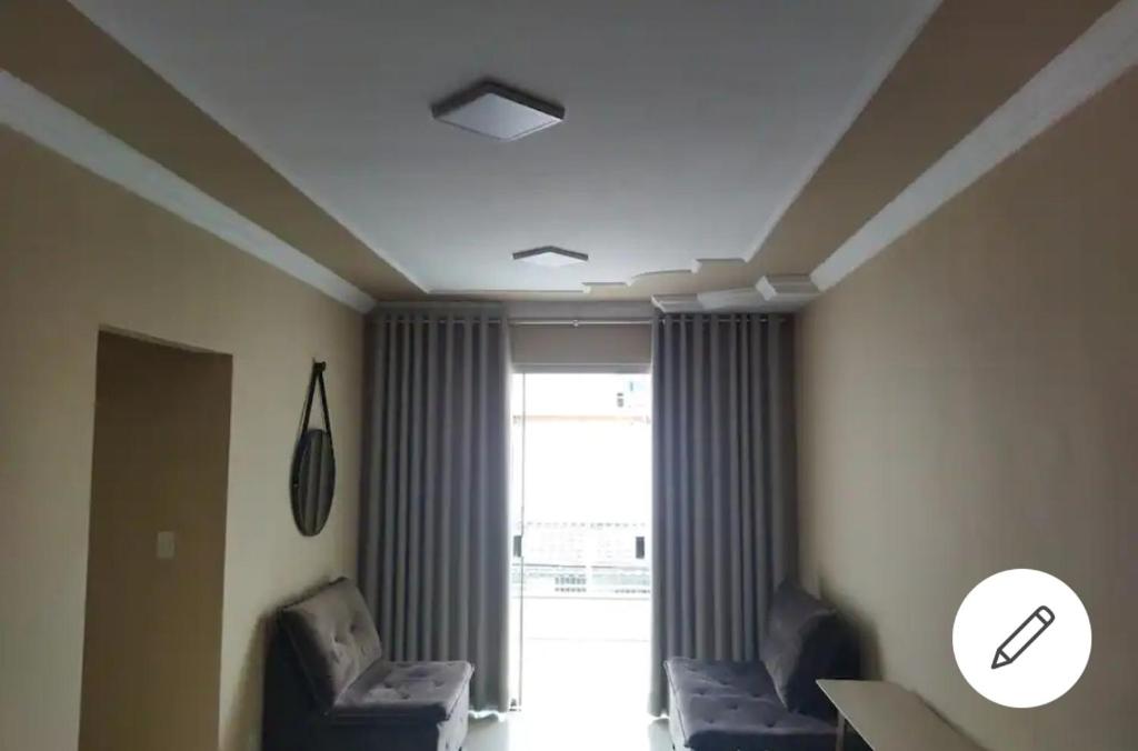 Apartamento de luxo com 2 quartos, sala com sacada, cozinha área de serviço e 1 banheiro social.