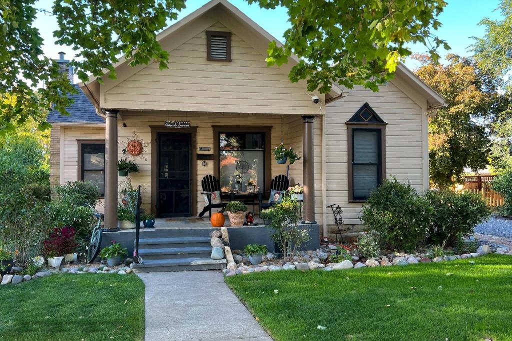 Montrose Escape with Yard Walk to Downtown and Park! photo 2