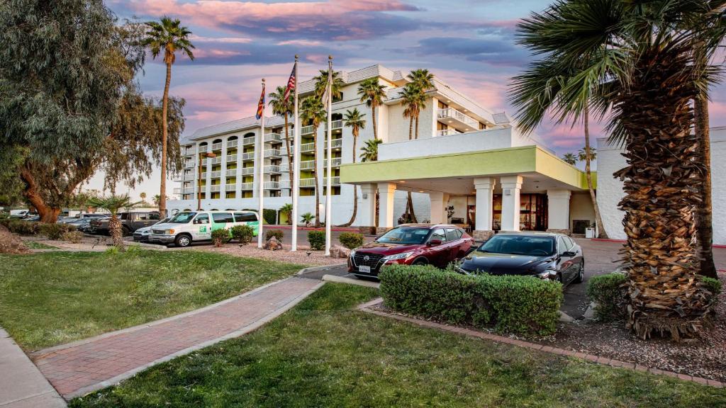 Holiday Inn & Suites Phoenix-Mesa/Chandler, an IHG Hotel image