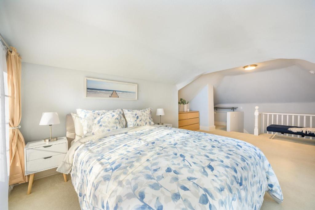 Upgraded Home with 5 BR 4 Bath 4 FREE gated parking space, Family,EV,RV friendly photo 4
