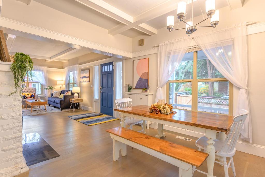 Upgraded Home with 5 BR 4 Bath 4 FREE gated parking space, Family,EV,RV friendly photo 3
