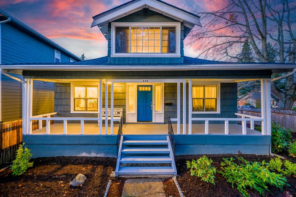 Upgraded Home with 5 BR 4 Bath 4 FREE gated parking space, Family,EV,RV friendly photo 2