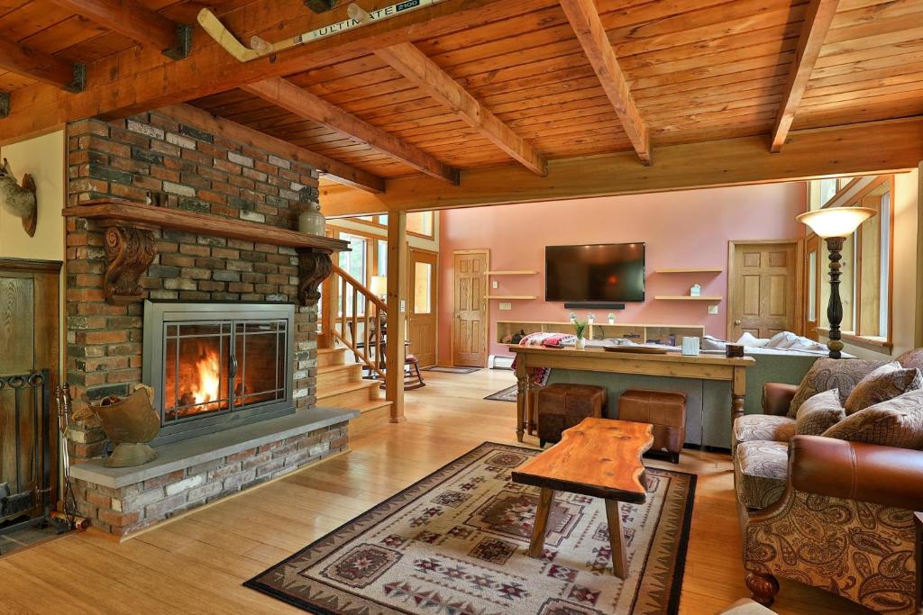 Tanglewood Chalet: 4 Br/4 Ba Family Home In Killington, Perfect For Groups 4 Bedroom Home image
